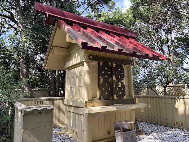 クリーム色の社殿と赤い屋根が特徴の菅島の白髭神社