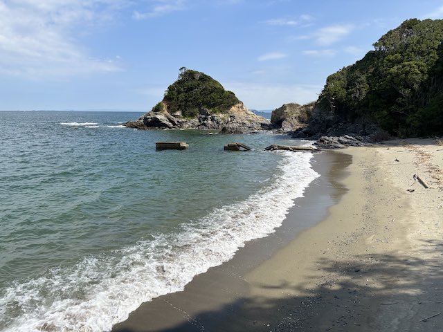 菅島しろんご浜の岩場から見た砂浜と海岸沿いの小さな岬