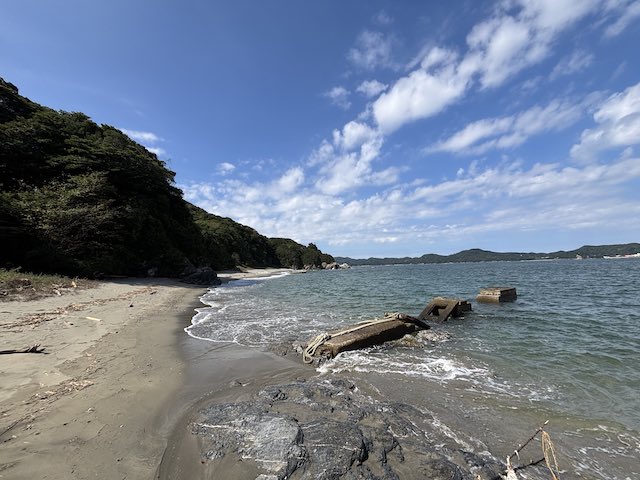 菅島しろんご浜の岩場から見た砂浜と海に残るコンクリート構造物