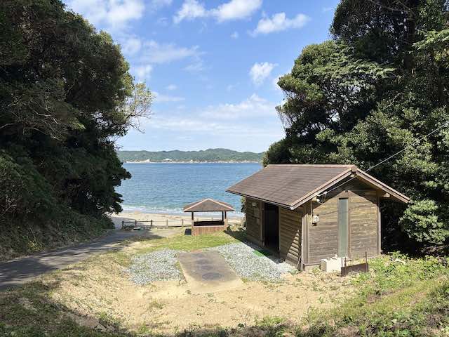 菅島しろんご浜のトイレと東屋がある休憩場所