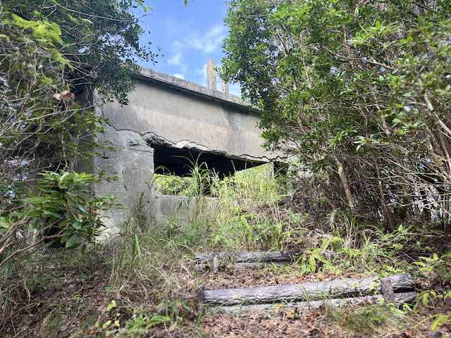 菅島に残る旧軍のコンクリート造りの監的哨