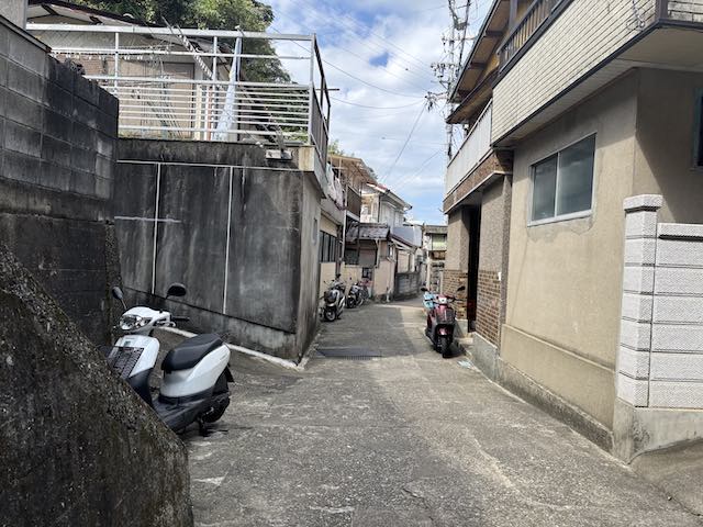 原付バイクが停められた菅島の集落の狭い路地