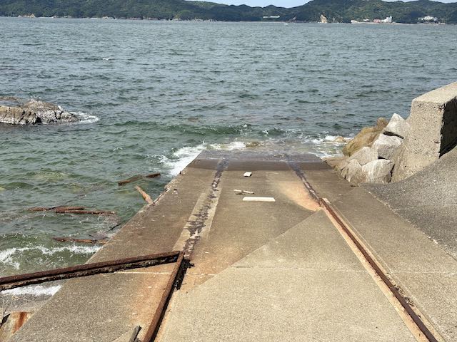 菅島の海岸から海へ向かって延びる古いレール