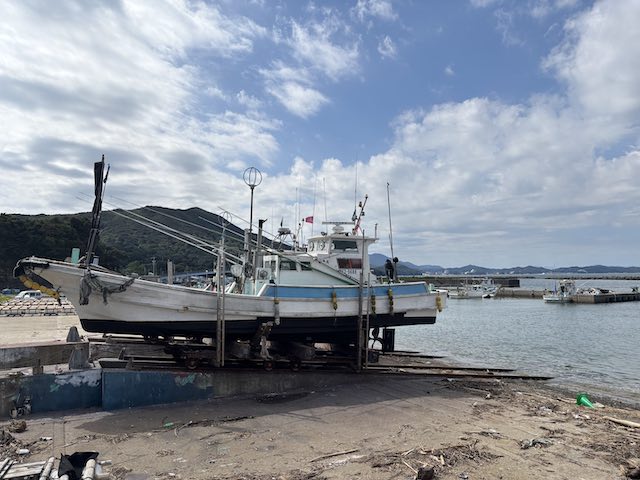 菅島港近くで陸に引き上げられ修理されていた漁船