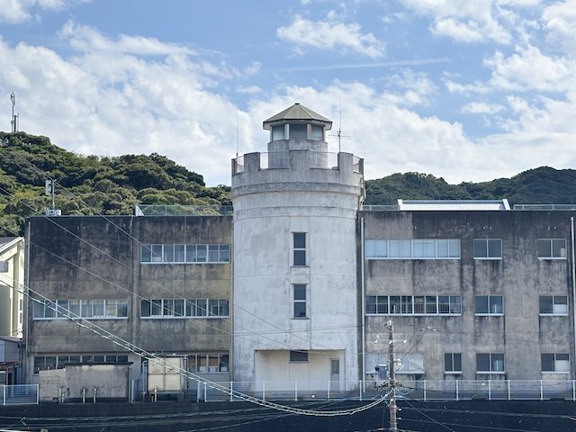 灯台のような円筒形の塔を備えた菅島小学校の校舎