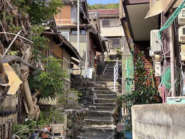 坂手島の住宅の間に続く細い石段