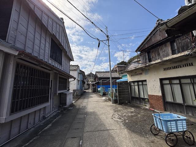 坂手島の細い路地に置かれた手押し車