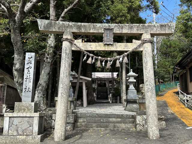 坂手島の若宮神社の石鳥居と参道