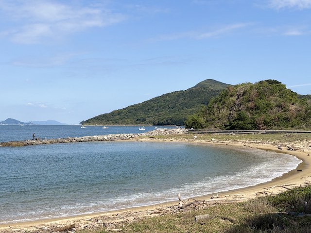 坂手海水浴場の弧を描く砂浜と穏やかな青い海