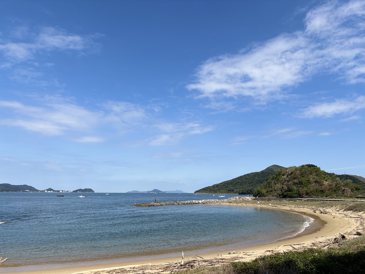 三重県鳥羽市・坂手島の坂手海水浴場と弧を描く砂浜