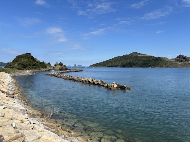 坂手島の姫の浜と海岸沿いの風景