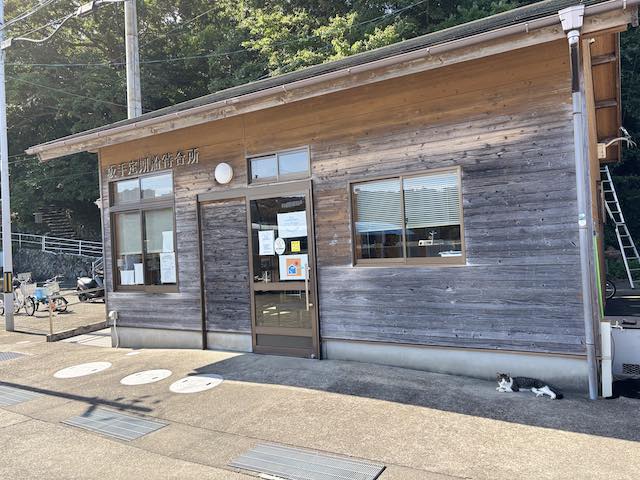 坂手島の船着場にある待合所