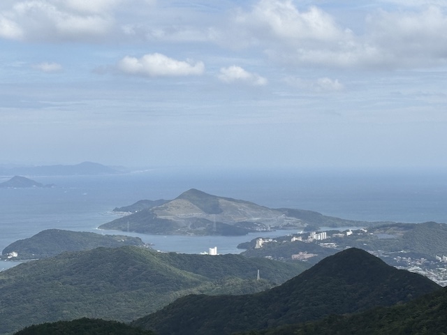 朝熊山の散策路から望む菅島と山肌に広がる採掘跡