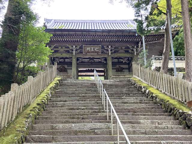 金剛證寺の石段の先に建つ仁王門