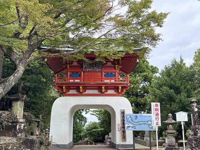 金剛證寺奥之院の参道の両側に並ぶ巨大な卒塔婆