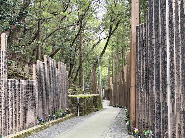 金剛證寺の本堂付近から奥之院へ続く木々に囲まれた参道