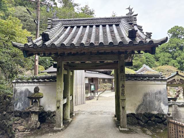 金剛證寺奥之院の入口に建つ瓦屋根の門