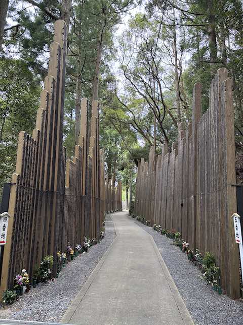 金剛證寺奥之院の参道に高くそびえる柱状の卒塔婆