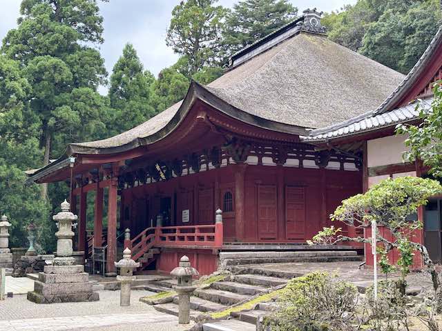 奥之院からの帰路に撮影した金剛證寺本堂の大きな屋根と側面