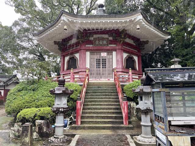 朱色の欄干と階段がある金泉寺の観音堂