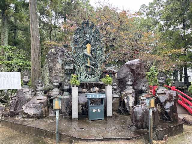 金泉寺境内の剣に龍が巻きつく倶利伽羅龍王像