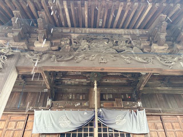 金泉寺本堂の向拝に施された龍などの精巧な木彫刻