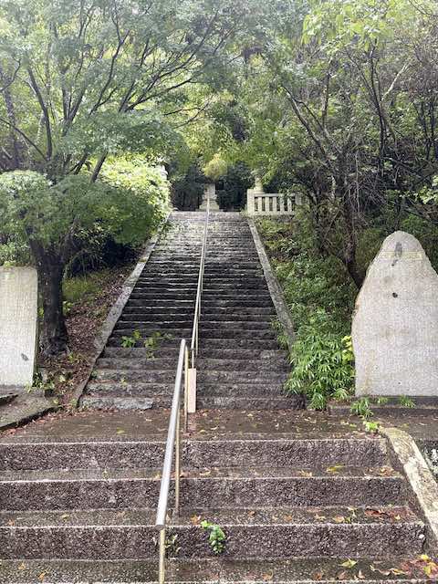金泉寺の本堂右奥にある長い石段