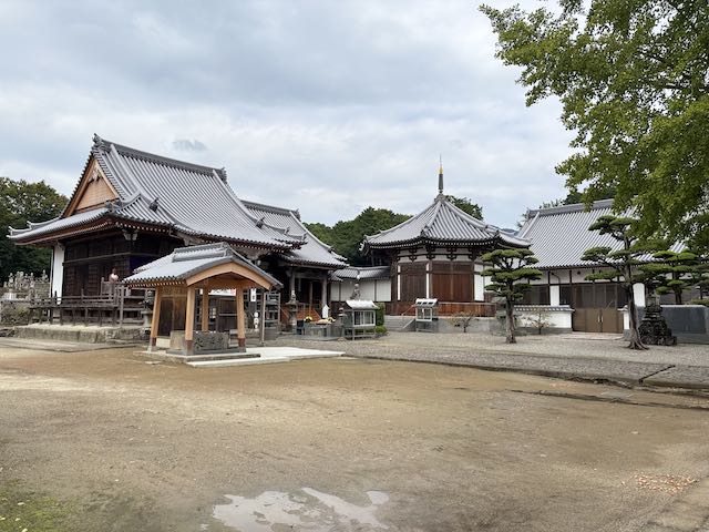 地蔵寺の広い境内と建ち並ぶお堂