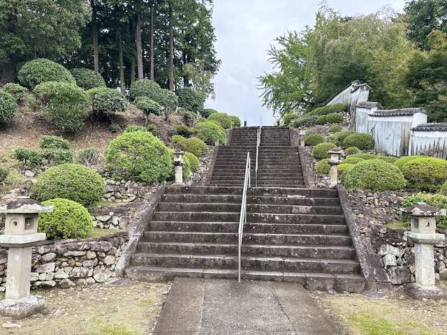 地蔵寺の奥之院・五百羅漢へ向かう石段