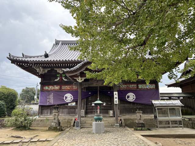 地蔵寺の大師堂と境内の大きな銀杏