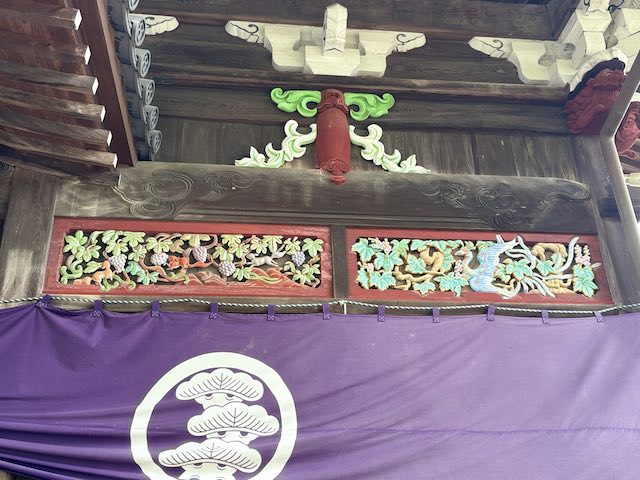 四国八十八ヶ所第五番札所・地蔵寺の大師堂の軒下に施された色鮮やかな彫刻