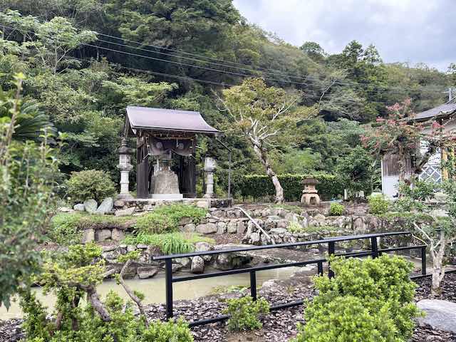 大日寺の境内にある池と、その中に建つ八幡社