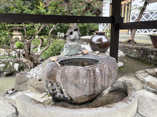 大日寺の手水舎にある文政5年奉納の砂岩をくりぬいた手水鉢