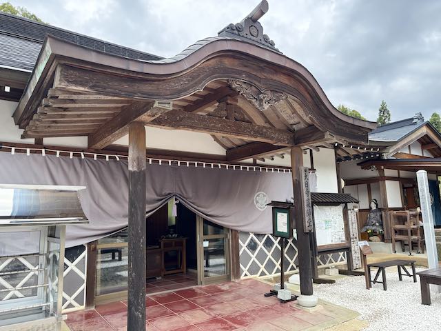 大日寺の唐破風のある薬師堂の入口