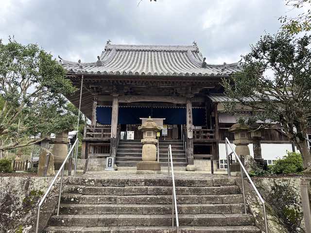 大日寺の石段の上に建つ江戸時代前期建立の本堂