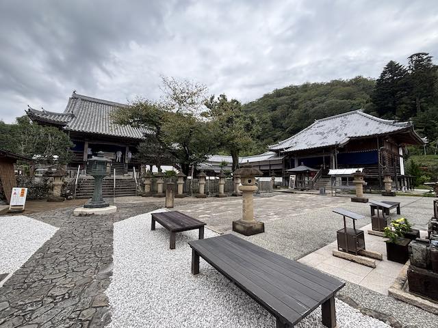 山々を背景に本堂や大師堂が建つ第四番札所・大日寺の境内