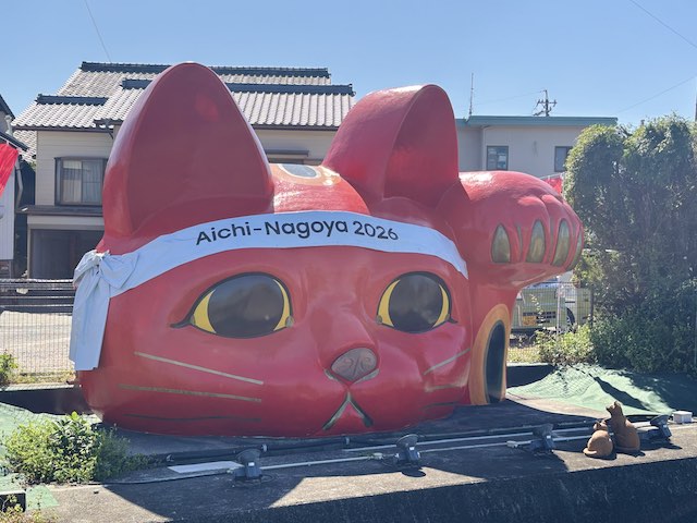 愛知・名古屋2026の鉢巻きを巻いた赤い巨大招き猫とこにゃん