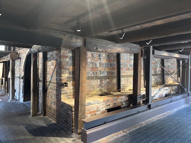 窯のある広場・資料館に保存された煉瓦造りの窯と木造建屋