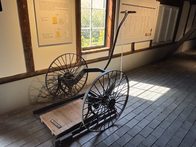 窯のある広場・資料館に展示された二輪の救い車
