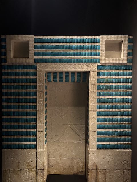 古代エジプトの青いタイルを再現した世界のタイル博物館の展示