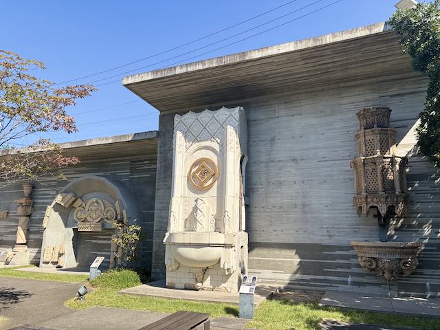 INAXライブミュージアム屋外に展示された近代建築の陶器製装飾部材