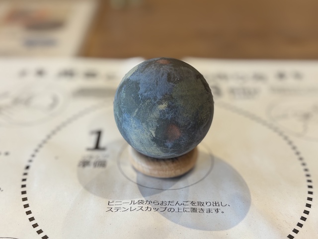 光るどろだんごづくりで色付けを終えた青い土の球体