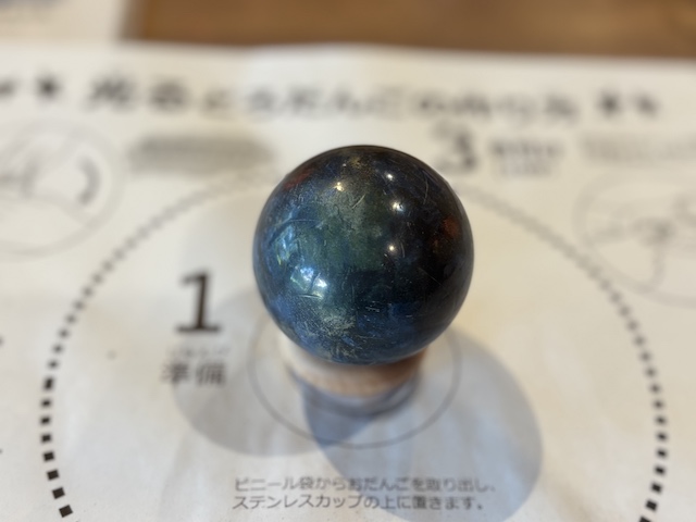 光るどろだんごづくりで表面を磨き光沢が出た青い球体
