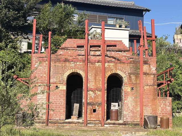 常滑駅への帰り道で見かけた二つのアーチ形開口部を持つレンガ造りの建物
