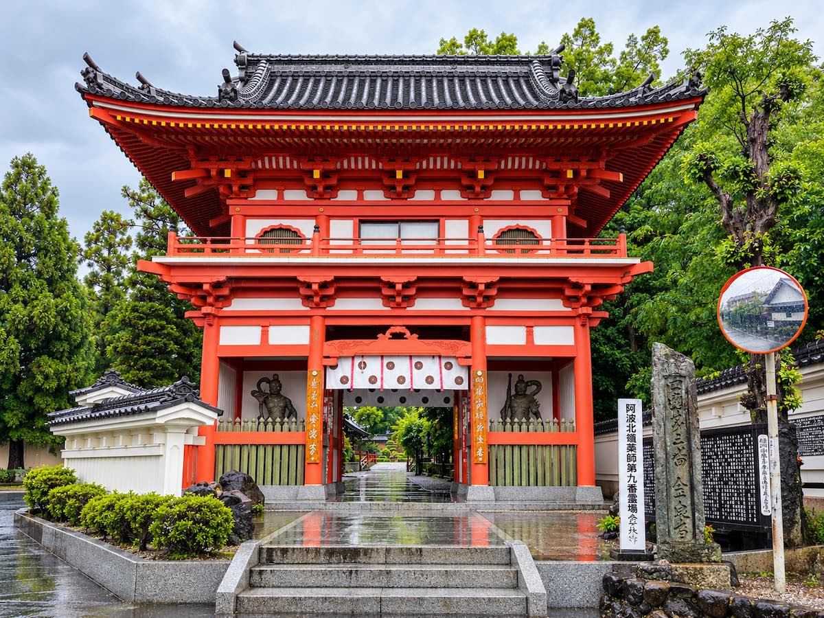四国八十八ヶ所第三番札所・金泉寺の朱色の仁王門と雨に濡れた石段